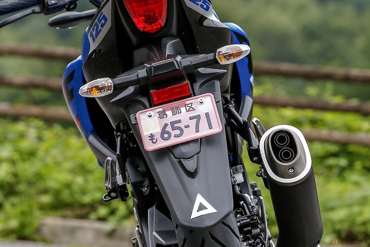 ピンク色のナンバープレートの原付二種