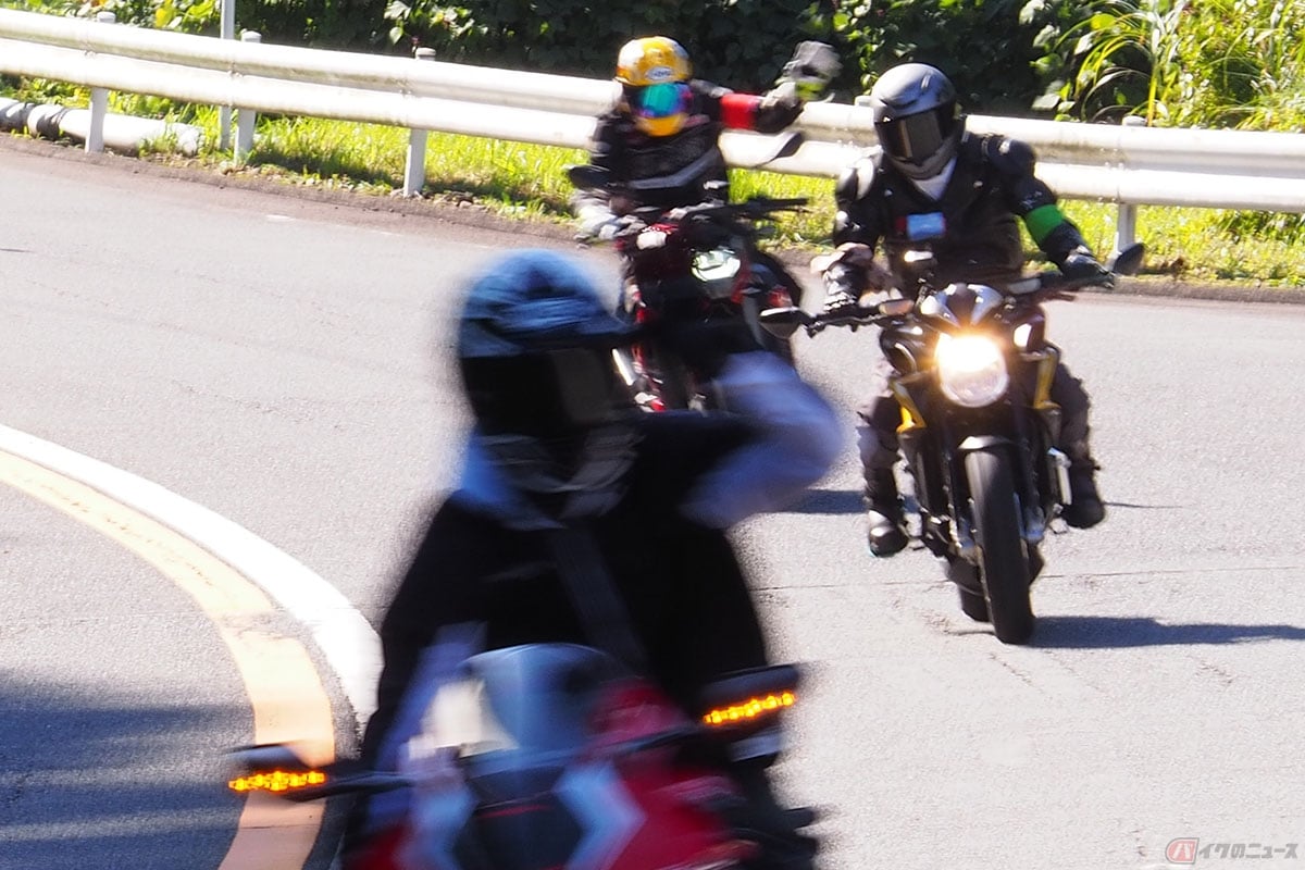 パラモトライダーの丸野飛路志さんと古谷卓さん