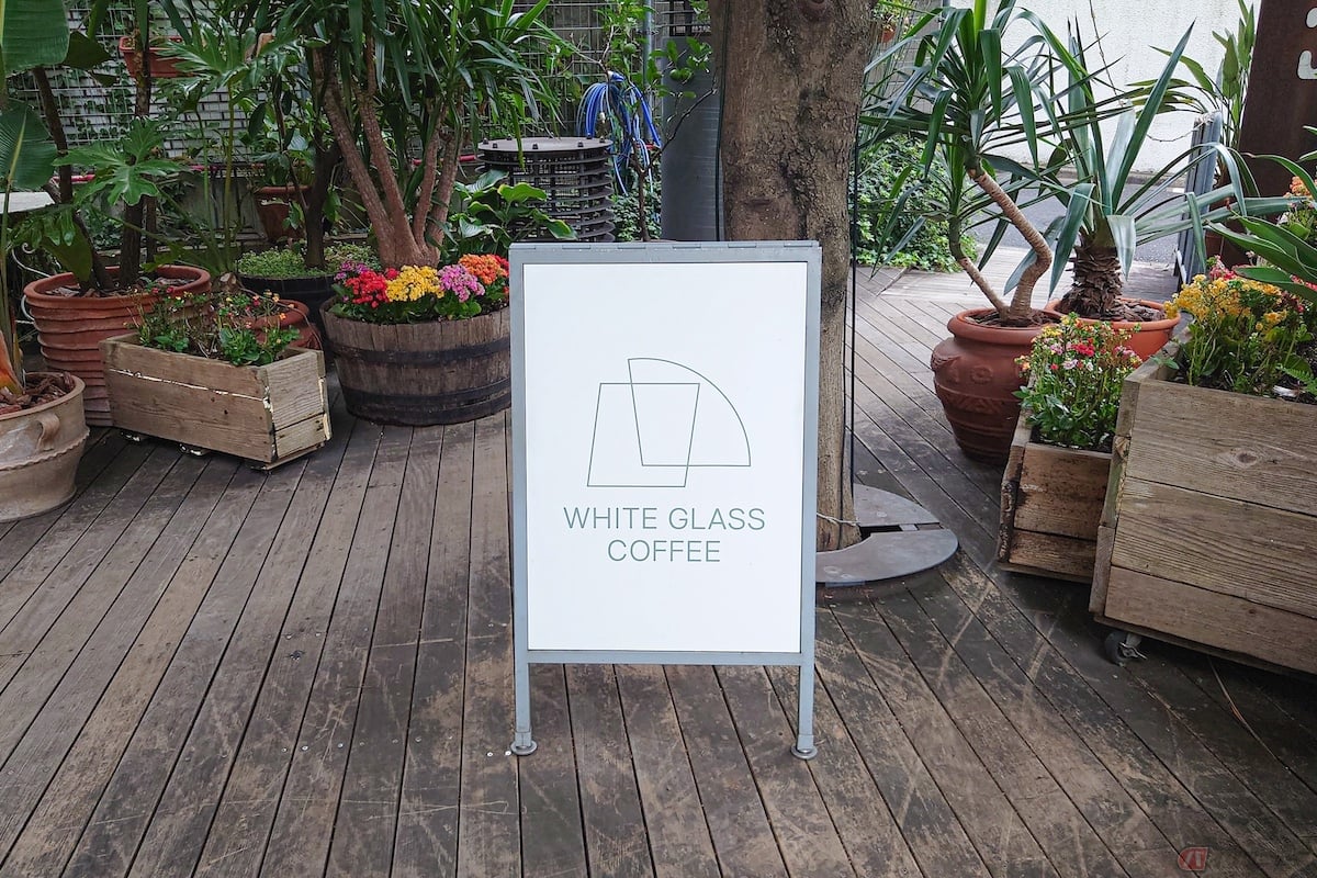 駐輪場から徒歩3分ほどの場所にある「WHITE GLASS COFFEE」