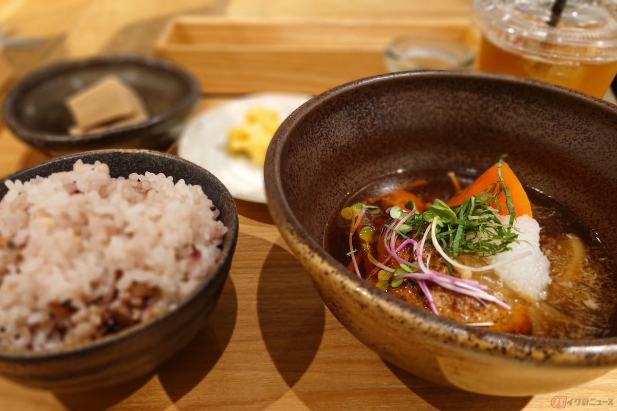 スープセットの「和風おろし手ごねハンバーグ(1000円)」は、がっつり食べたい人にオススメ
