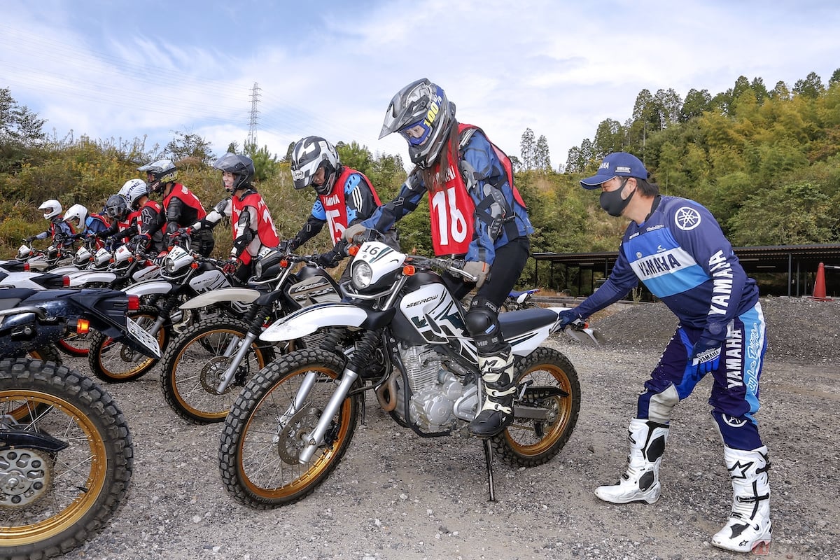 最初は停車したままで、オフロードバイクでの正しい乗車姿勢やリーンアウト、スタンディングを練習します