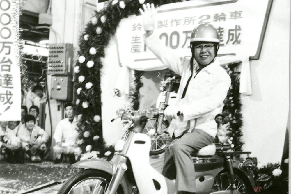 1971年鈴鹿製作所二輪車生産累計1000万台達成に際し、スーパーカブに乗る創業者の故本田宗一郎氏