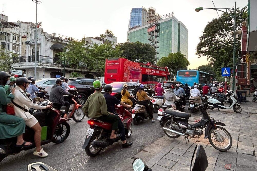 ベトナムではスーパーカブを含め多くのバイクが走りまわっている