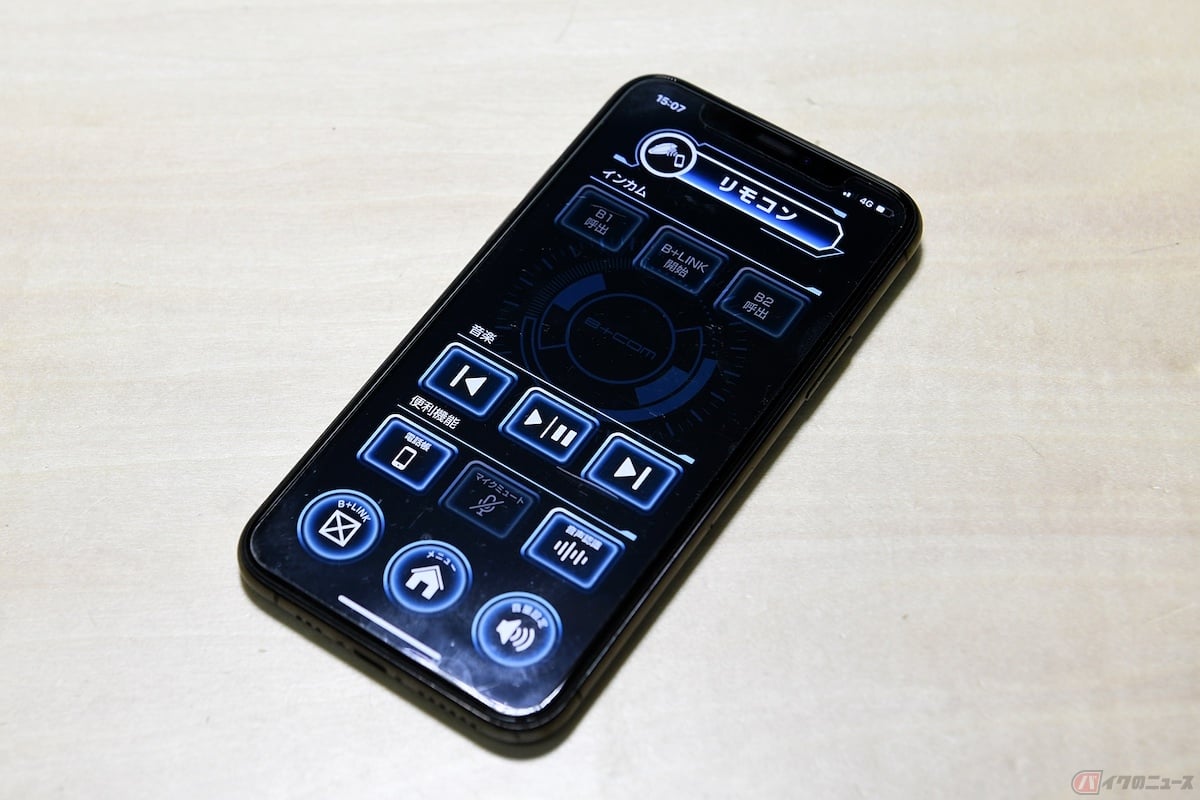 スマートフォンやMP3プレーヤーをBluetoothでインカムにつないで音楽を聴きながら運転ができる