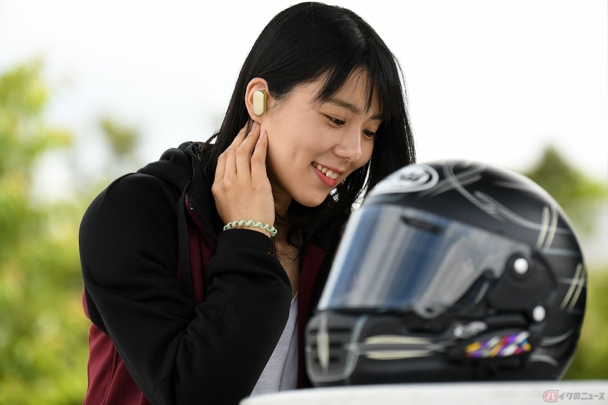 バイクを運転しながらのイヤホンの使用は法律で禁止されていないが…