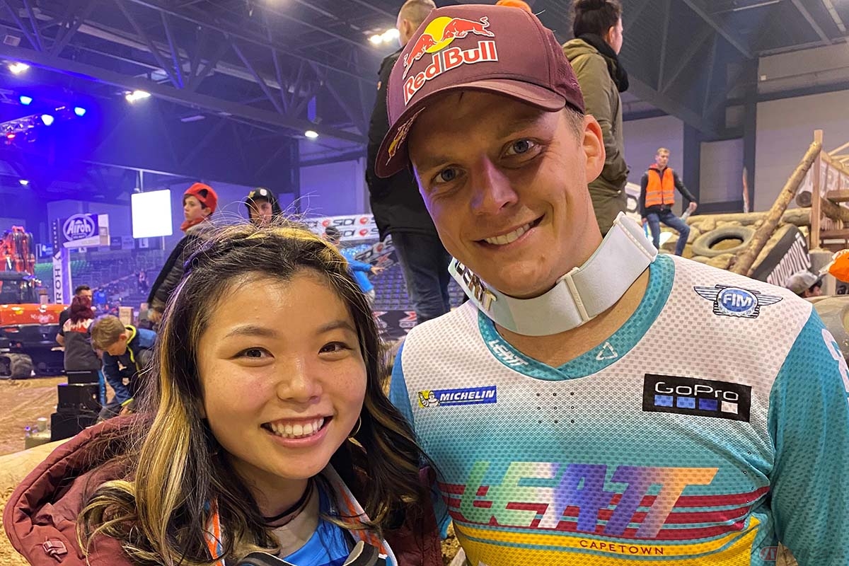 スーパーエンデューロ世界選手権を観戦した岸田彩美さん。優勝経験もあるジョニー・ウォーカー選手と記念撮影