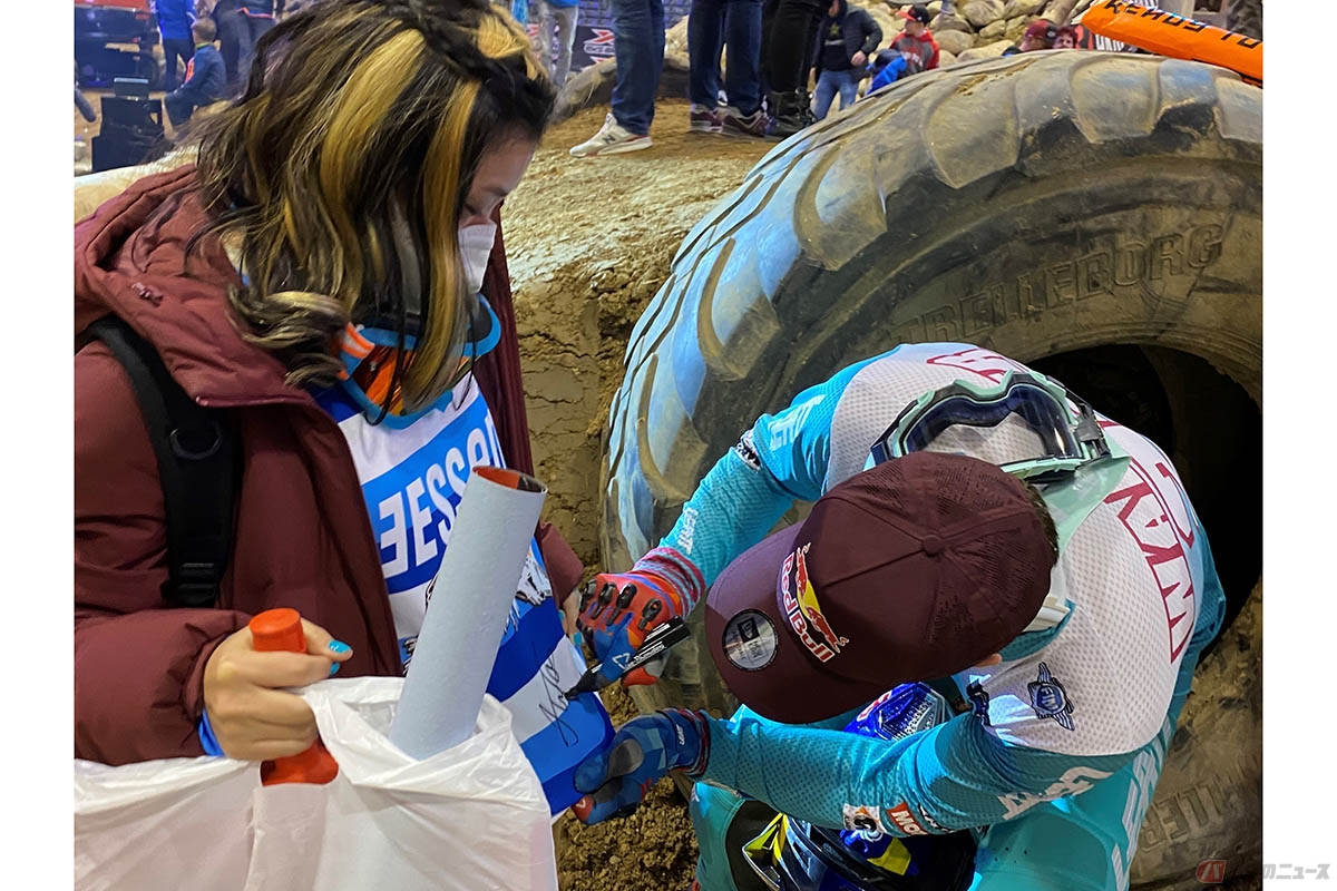 スーパーエンデューロ世界選手権を観戦した岸田彩美さん。優勝経験もあるジョニー・ウォーカー選手からサインをしてもらいました