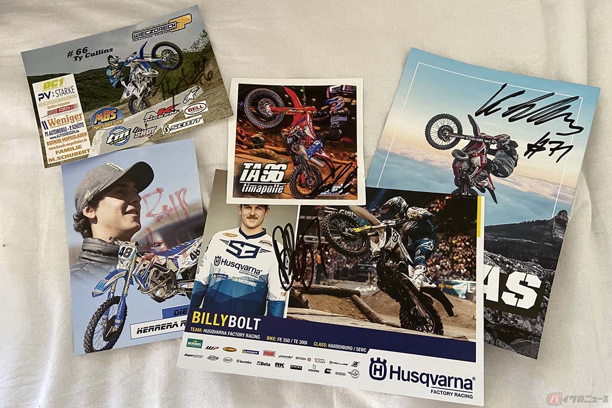 スーパーエンデューロ世界選手権を観戦した岸田彩美さん。サイン入りのカードやグッズなど様々なアイテムをゲットしています