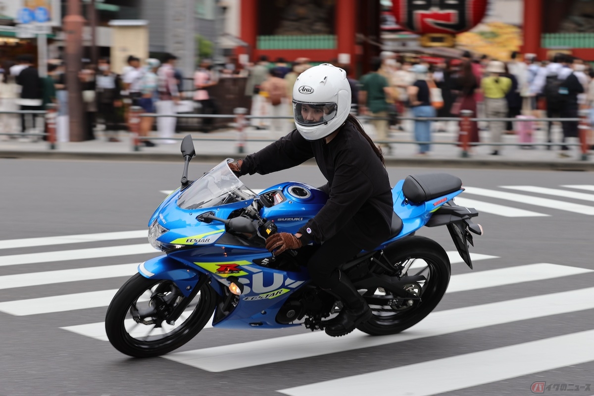 交差点でバイクを倒し込んでも怖いと思わない操作性の良さ