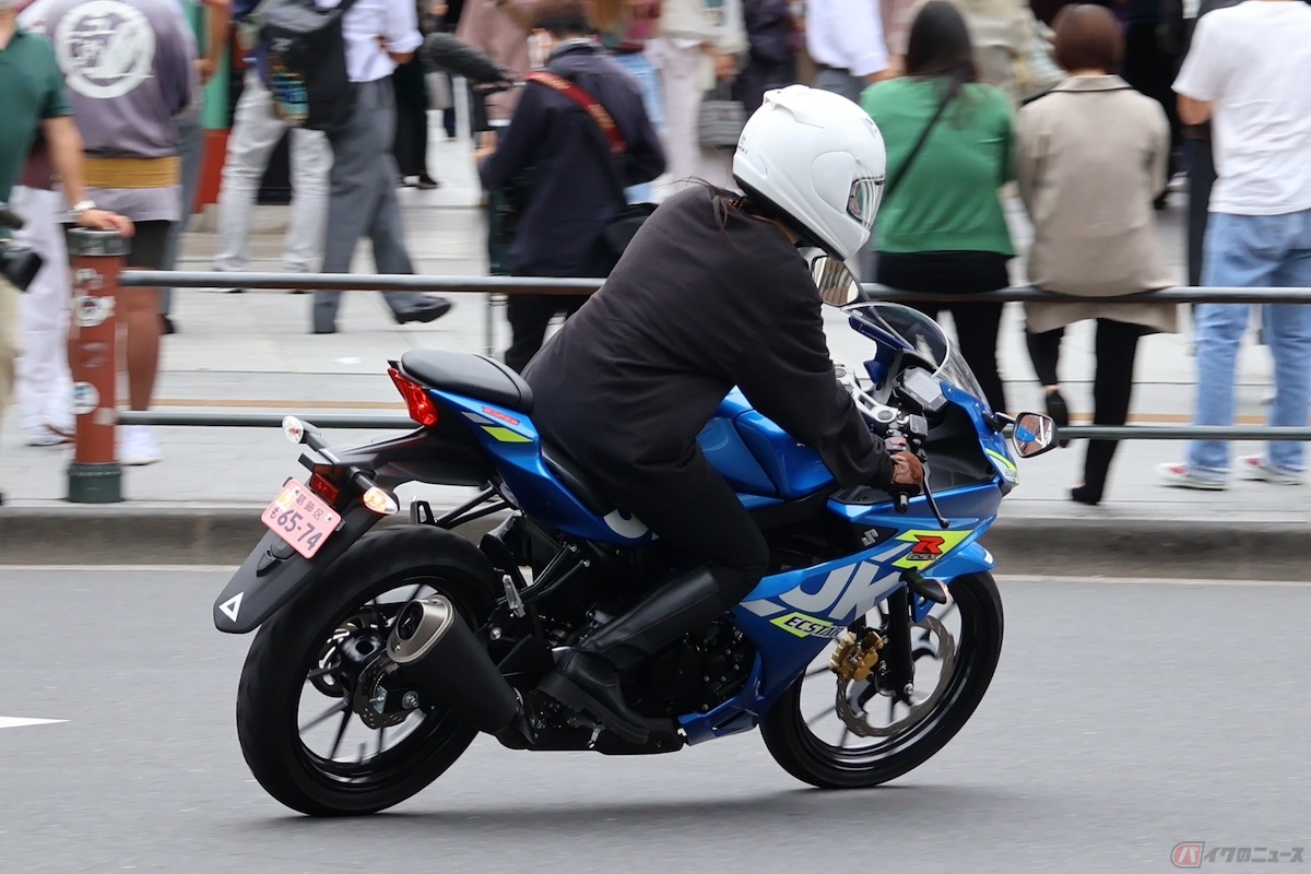 GSX-R125は倒したい方向にパタパタ倒れてくれてとても素直