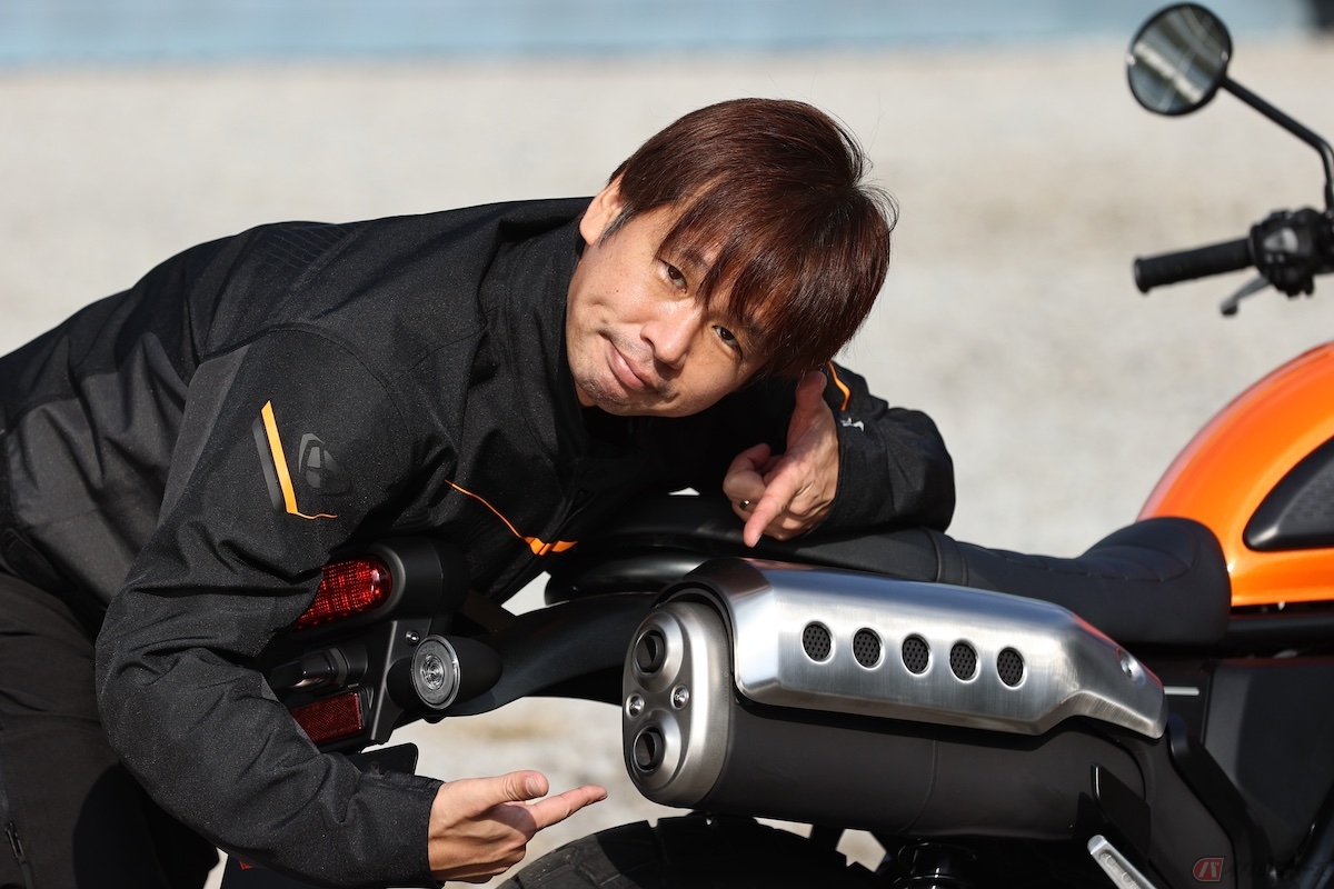 『CL250』の最大のポイントはアップマフラー