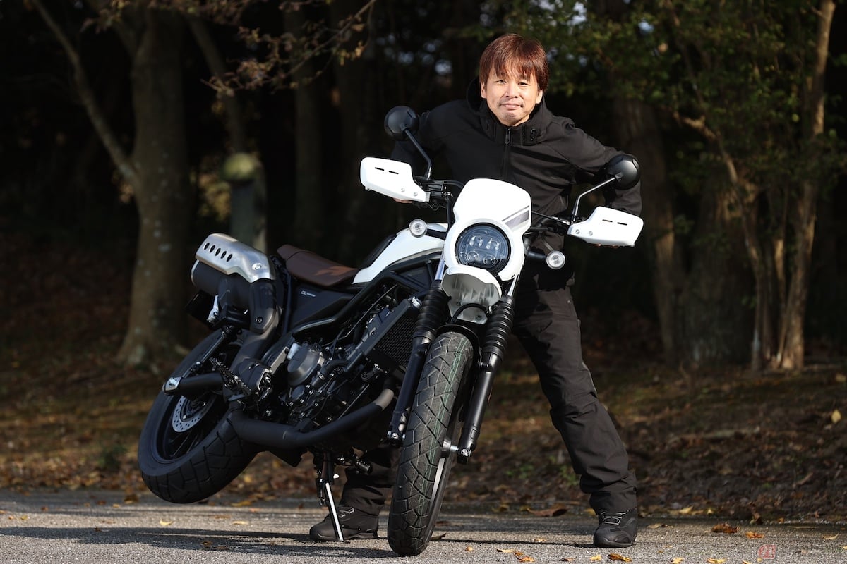 発表されたばかりの『CL250』のカスタムと筆者(青木タカオ)