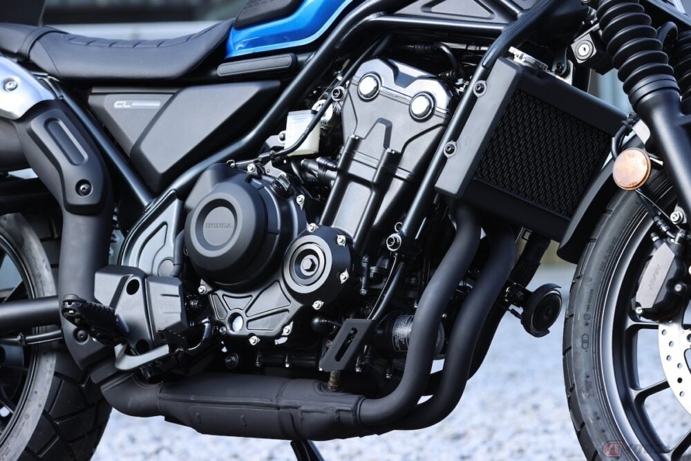 CL500は並列2気筒で、水冷DOHC4バルブはボア67.0mmxストローク66.8mmで総排気量は471cc