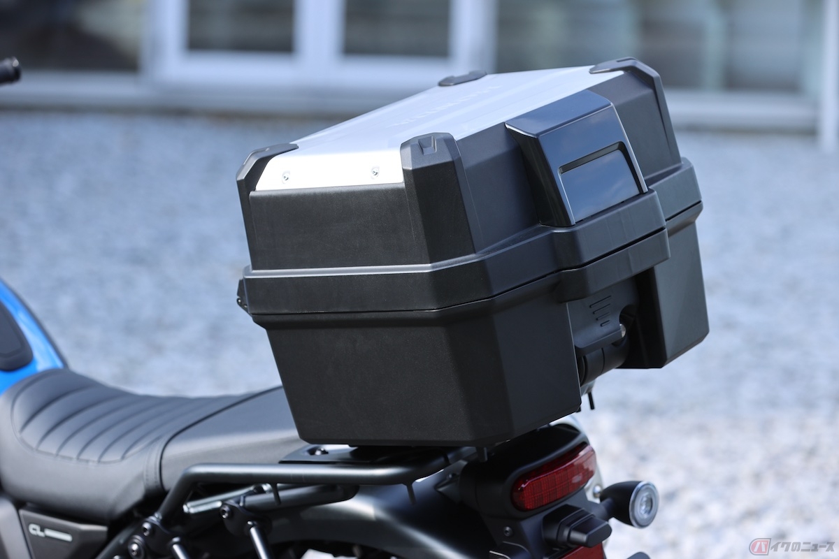 トップケースは長さ約395×幅 約450×高さ約320mmのスクエア形状