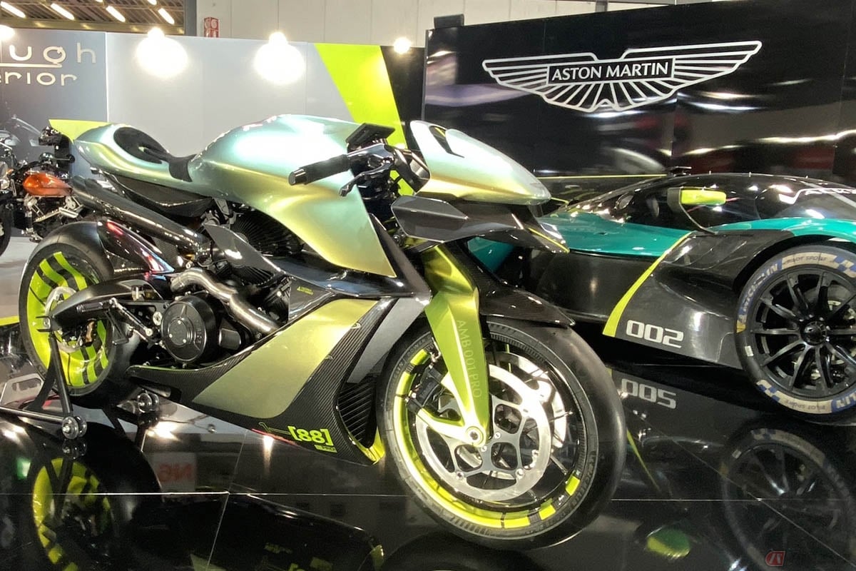 アストン・マーティン「AMB 001 Pro」(手前)と「Valkyrie AMR Pro」