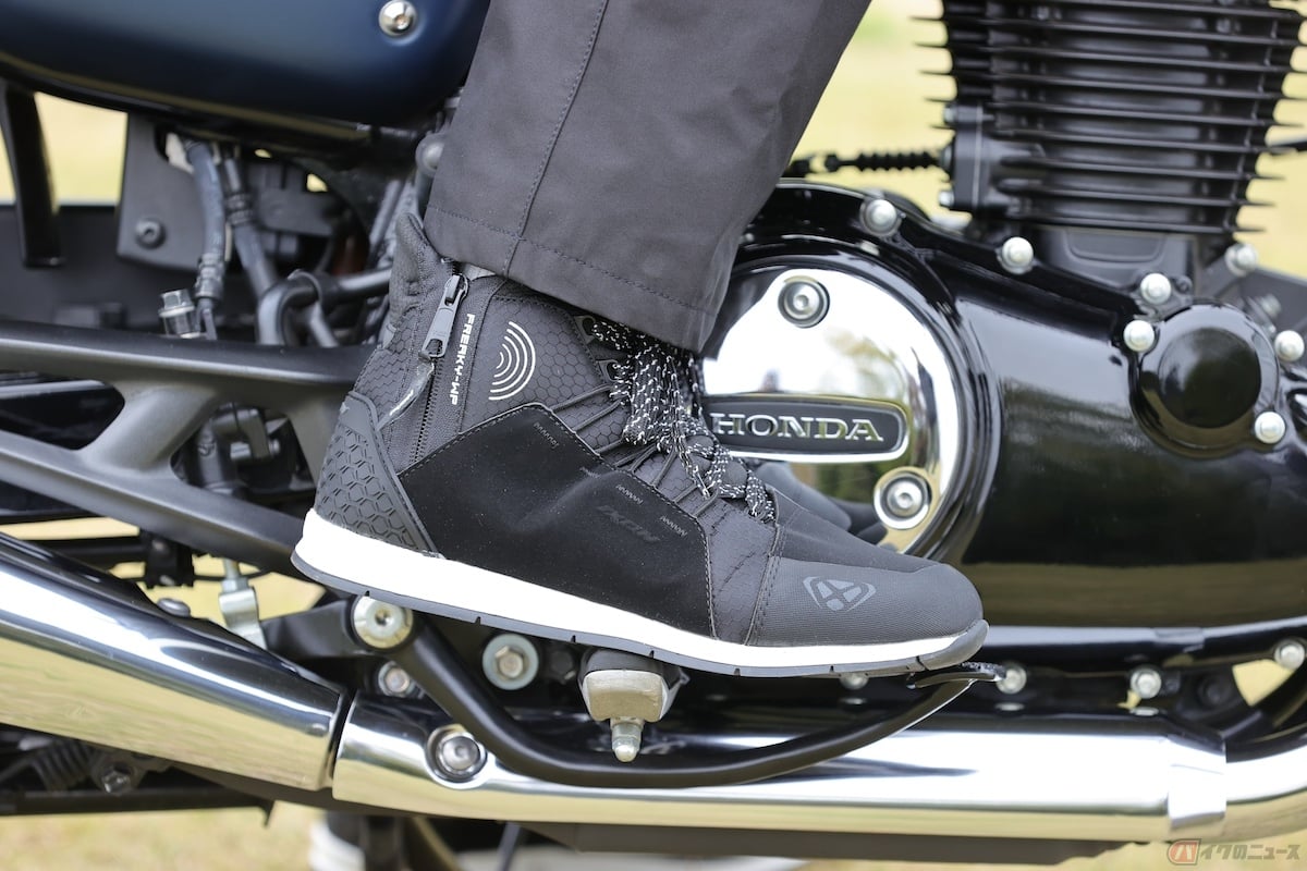 バイク用のライディングシューズ