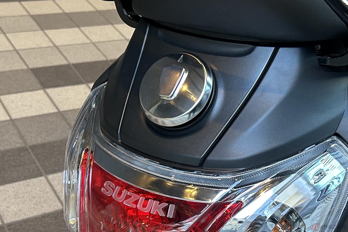 スズキ「アドレス125」最新モデル。給油口はシート後方、テールライト上部にそなえられています