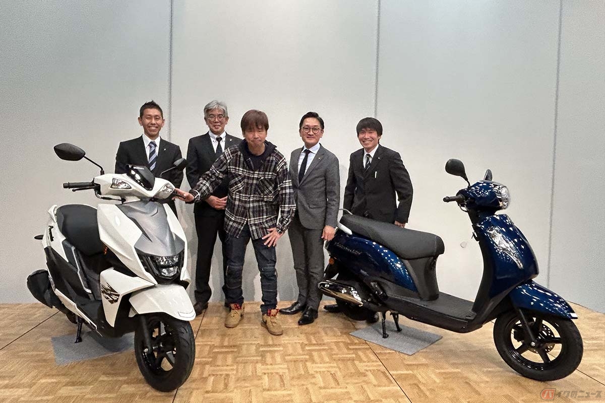 スズキ「アドレス125」「アヴェニス125」最新モデルの開発陣と筆者(青木タカオ)