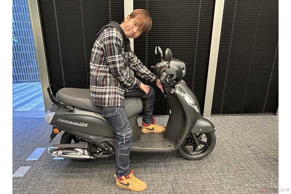 スズキ「アドレス125」最新モデルと筆者(青木タカオ)