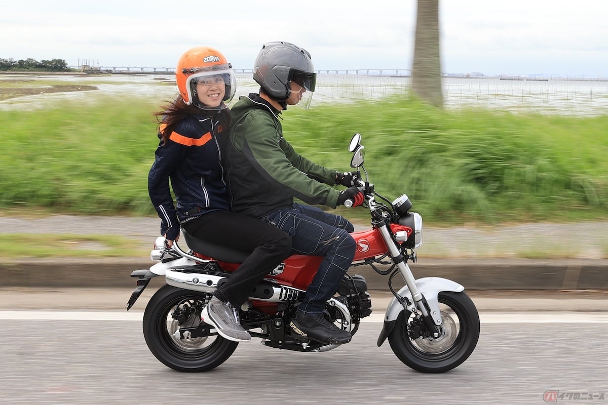 タンデム走行をしやすいように厚みがあるダブルシートを採用したホンダの「DAX125