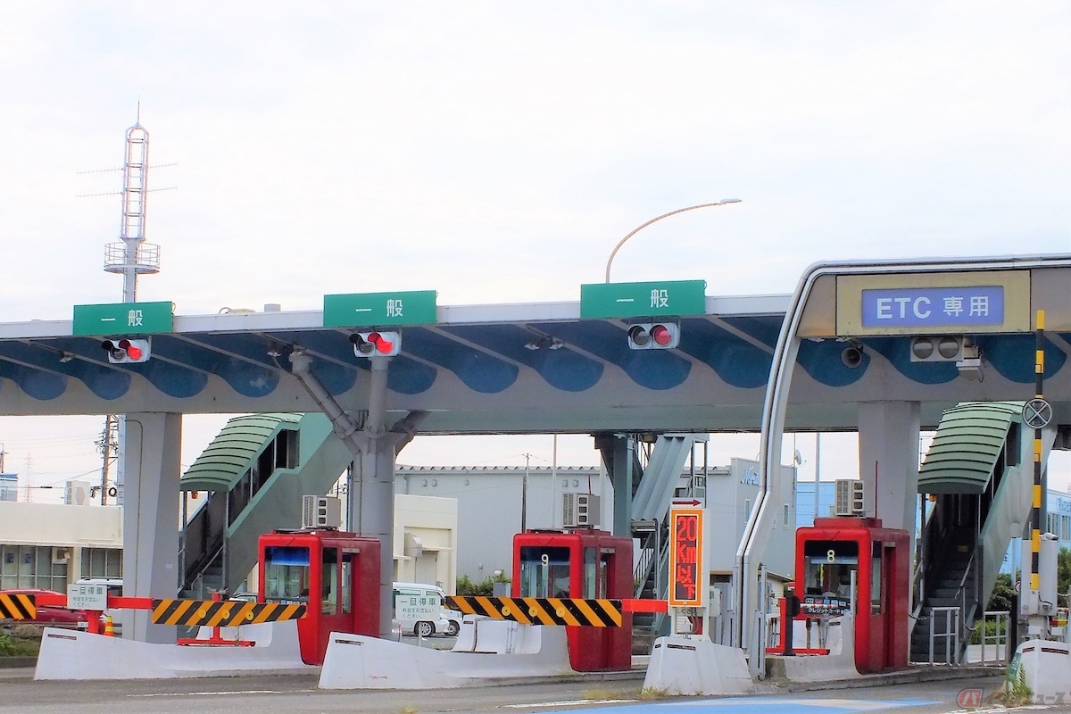 出口のインターチェンジを間違えた場合は、絶対にUターンやバックはしてはいけません