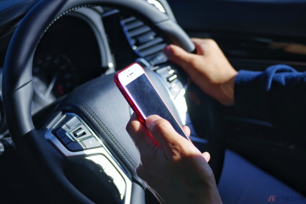 2019年12月から運転中にスマートフォンや携帯電話、カーナビなどを使用する「ながら運転」に対する罰則が強化された