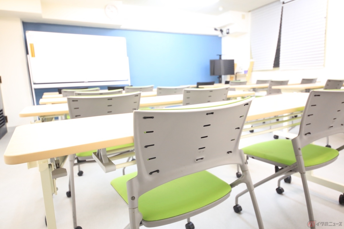 座学講習では、危険予知訓練が2時間、その後に危険予知訓練の効果測定が1時間ほどおこなわれる