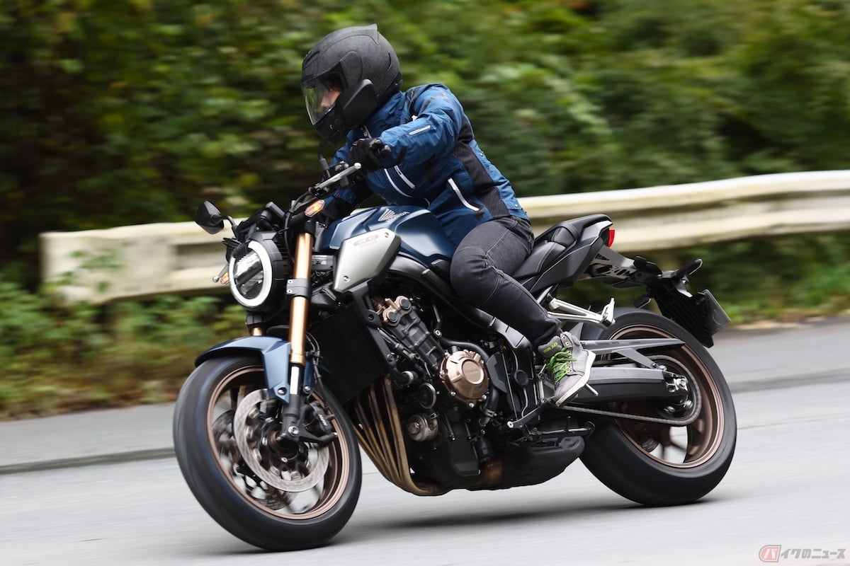 コーナリングは、体重移動や車体バランスのコントロールがやりやすい印象