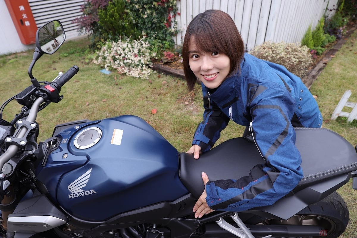 タンク形状やシートがスッキリしているおかげでニーグリップがしやすい