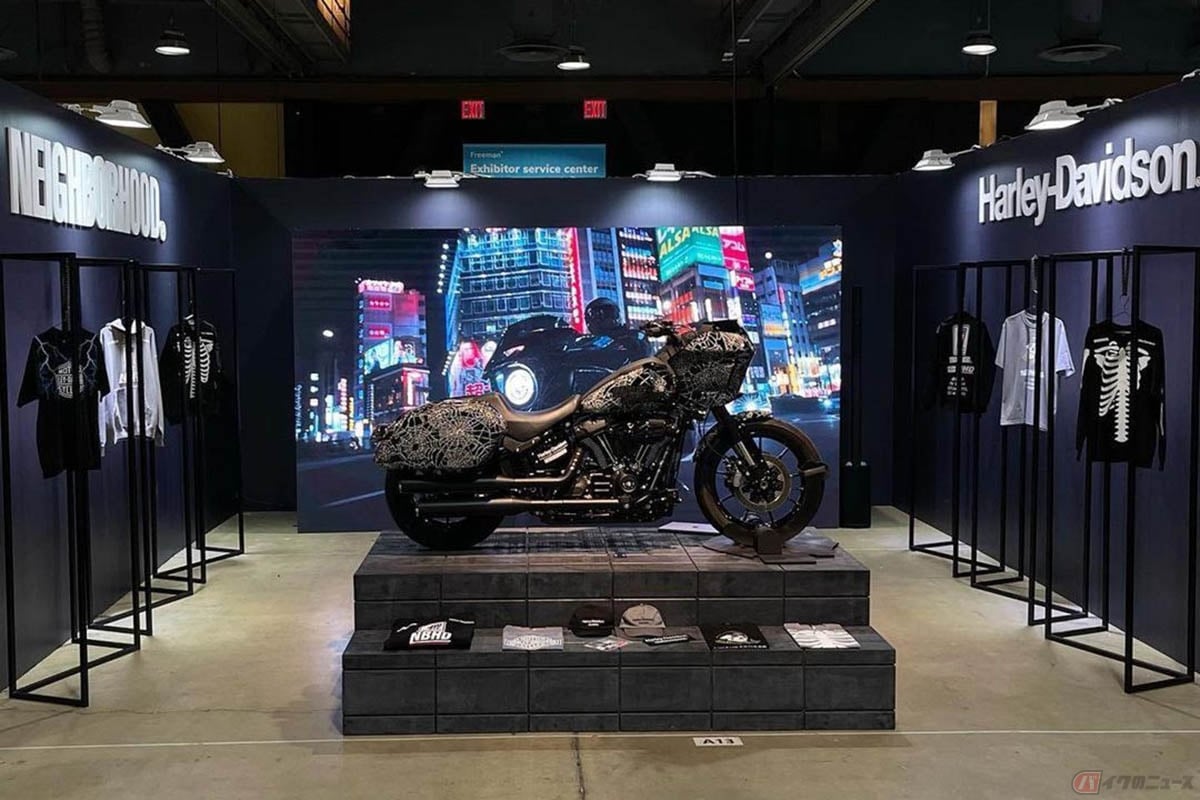 ハーレーブースに展示されるNEIGHBORHOOD製「ローライダーST」カスタムとコラボアパレル