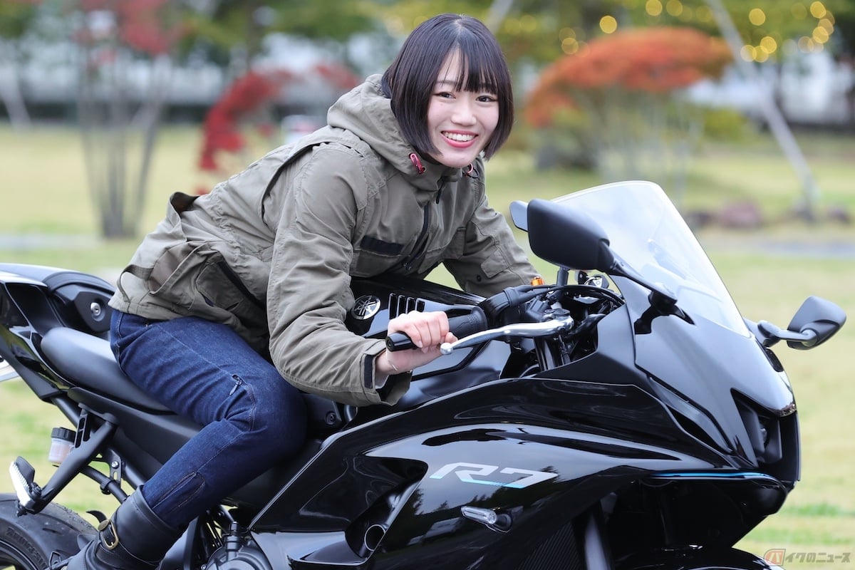 単色ブラックの車体に「R7」の文字が浮かび上がっている