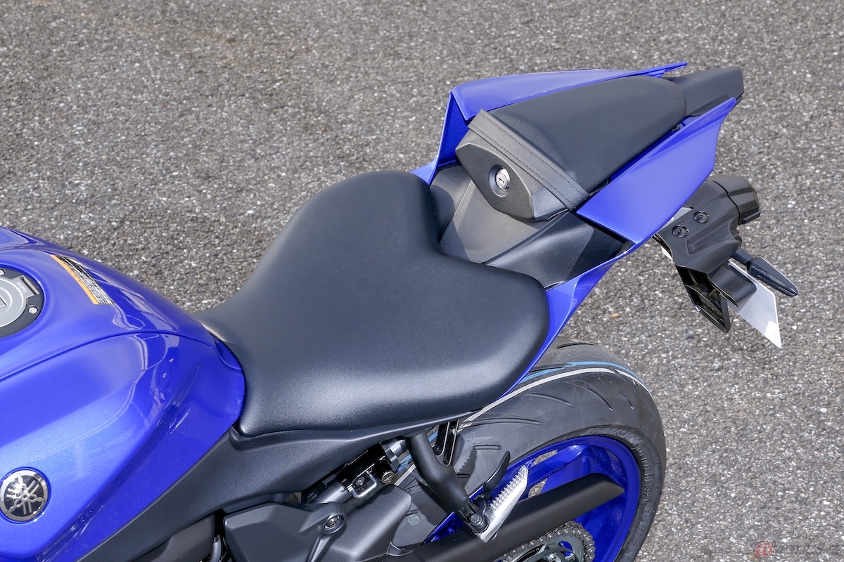 YZF-Rシリーズの中で最も車幅がスリム(705mm)なR7