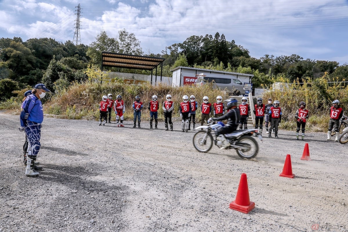 ブレーキングでは目印のパイロンの位置からエンストせずに強くブレーキングして停車する練習をします