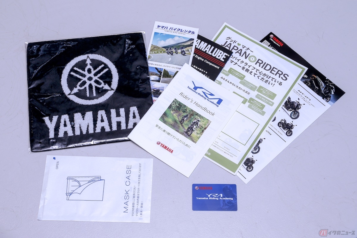 YRA受講カード、教本やカタログ資料をゲット。ヤマハバイクレンタルに登録するとハンドタオルがプレゼント中だったので、しっかり登録しました！