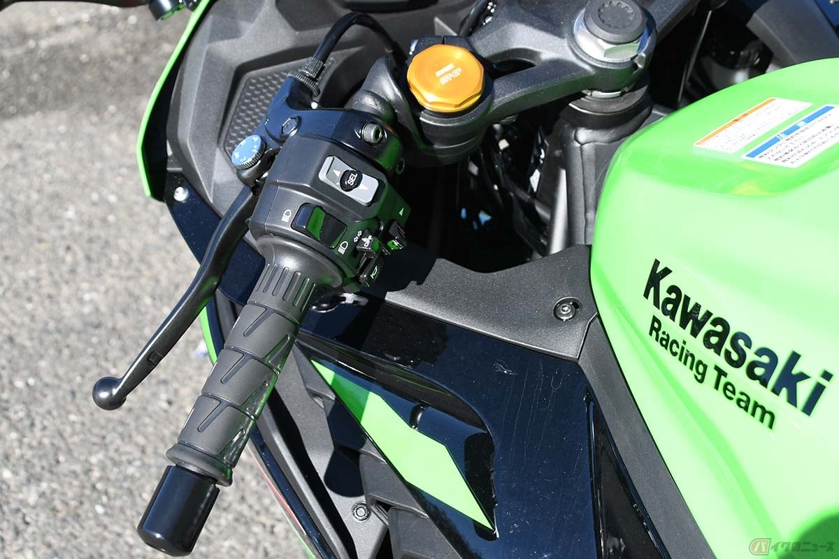 パワーモードとトラクションコントロールのモード選択、シフターのオン/オフはハンドル左側のスイッチボックスにある「SEL(セレクト)」ボタンで切り替える