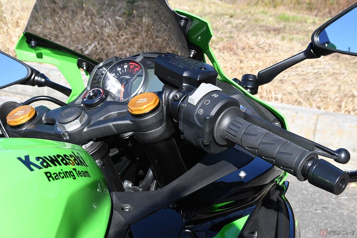 ハンドルはライディングポジションが前傾になり過ぎない、ほどよい垂れ角