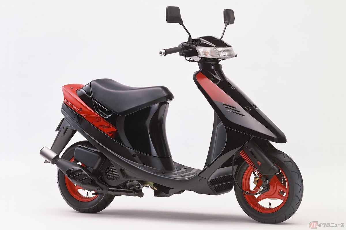 ハイマウントストップランプを先駆けて採用したのが、1990年デビューのスズキ「セピアZZ」