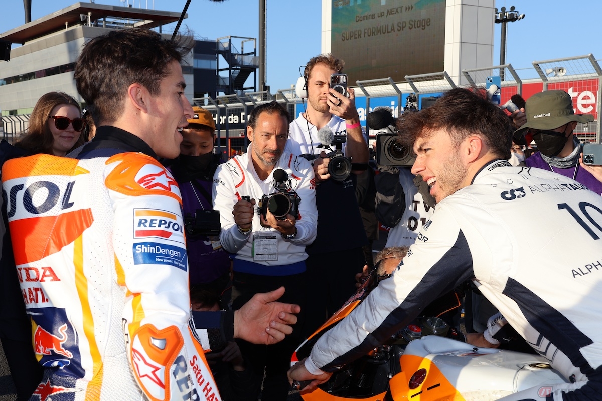 来シーズンからアルピーヌ・ルノーからの参戦が決まっているピエール・ガスリー選手と話すマルク・マルケス選手