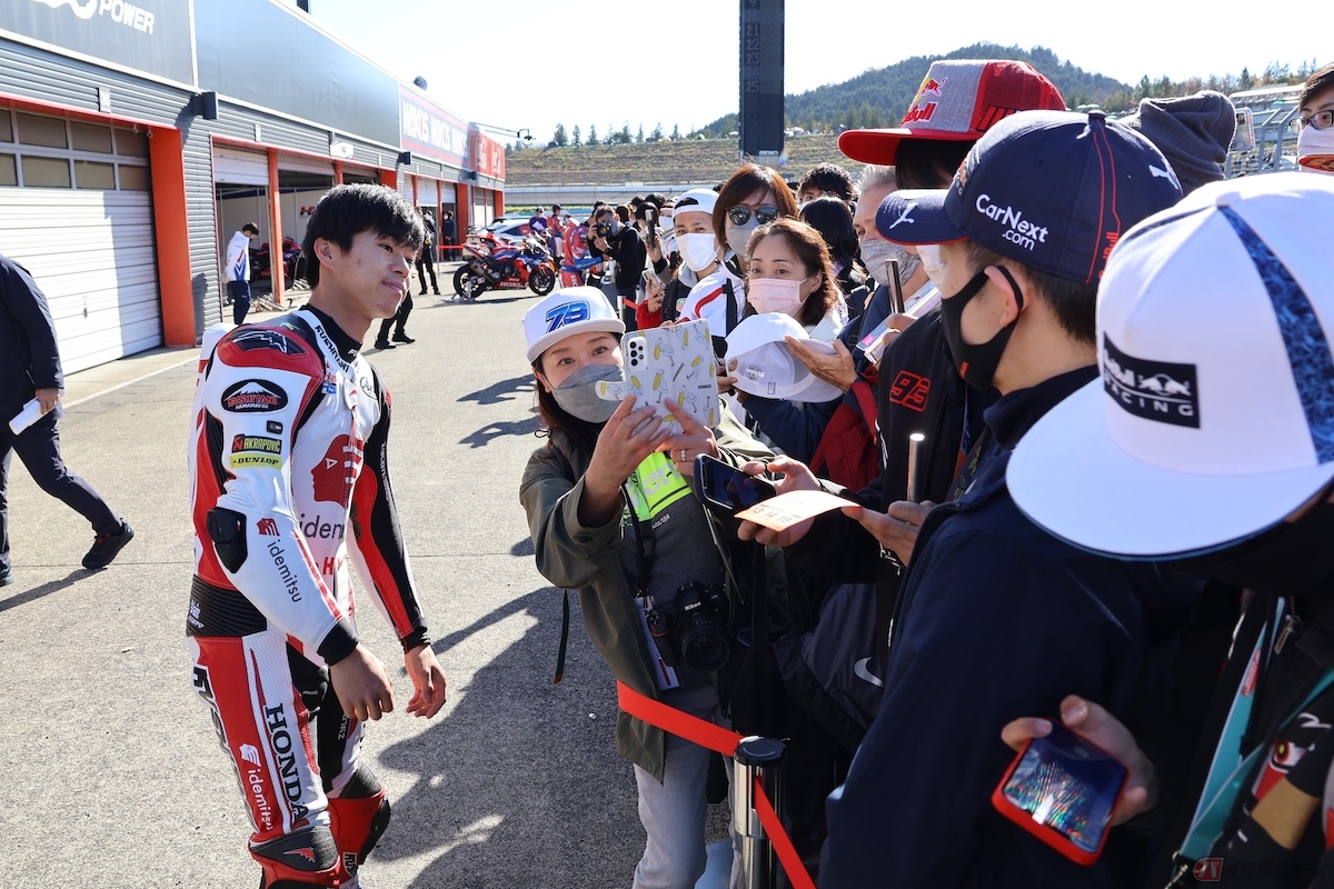 IDEMITSU Honda Team Asiaの小椋藍選手は、ひとりずつ丁寧にサインや写真、ファンのリクエストに応えていた