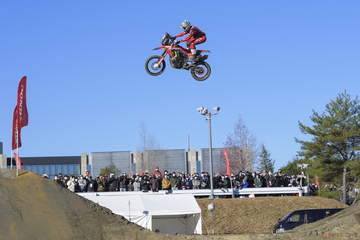 ダカールラリーに参戦するエイドリアン・ファン・ベベレン選手の大ジャンプ