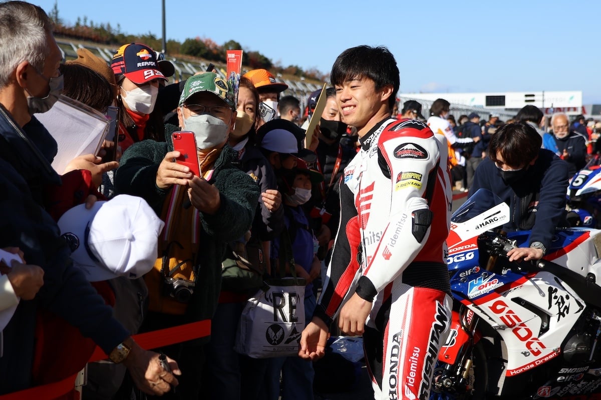 ピット前に押しかけたファンたち、ひとりずつサインや写真のお願いに応える小椋藍選手