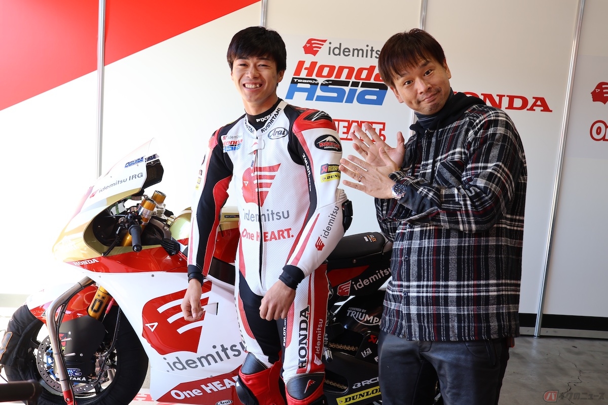 『Honda Racing THANKS DAY』にて小椋藍選手に突撃インタビューを敢行した筆者（青木タカオ）