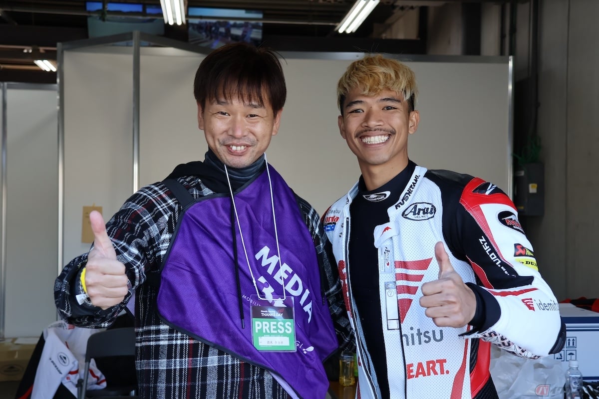 小椋選手と同じチームのソムキアット・チャントラ選手は、満面の笑みで筆者(青木タカオ)のインタビューを見守っていてくれた