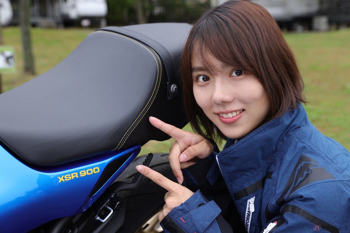 シートの縫い目に黄色の糸が使われており、全体のデザインに気を遣っている