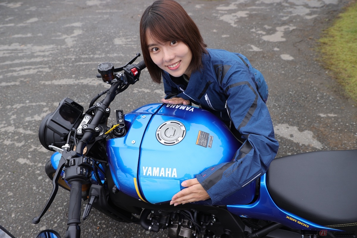 ボリュームがあるタンクのホールド部分はタンクが細身に設計されているのでニーグリップもしやすい