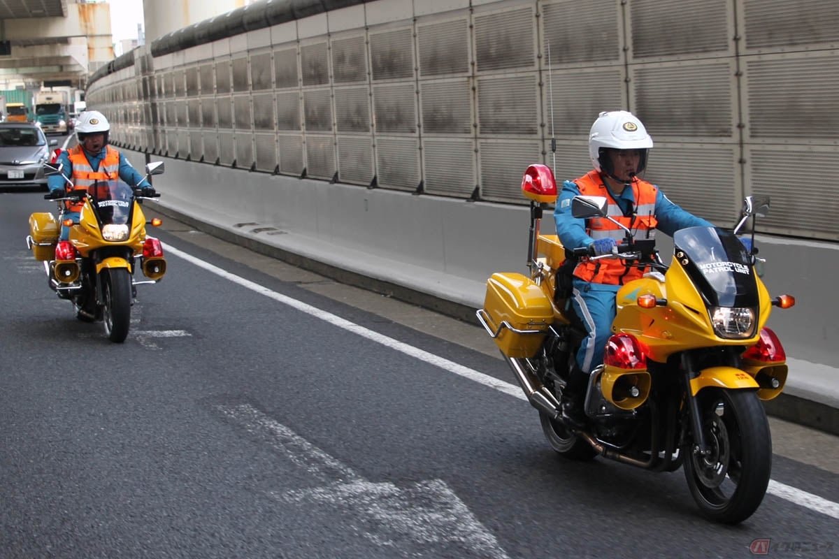 首都高速の安全を守る「黄バイク隊」
