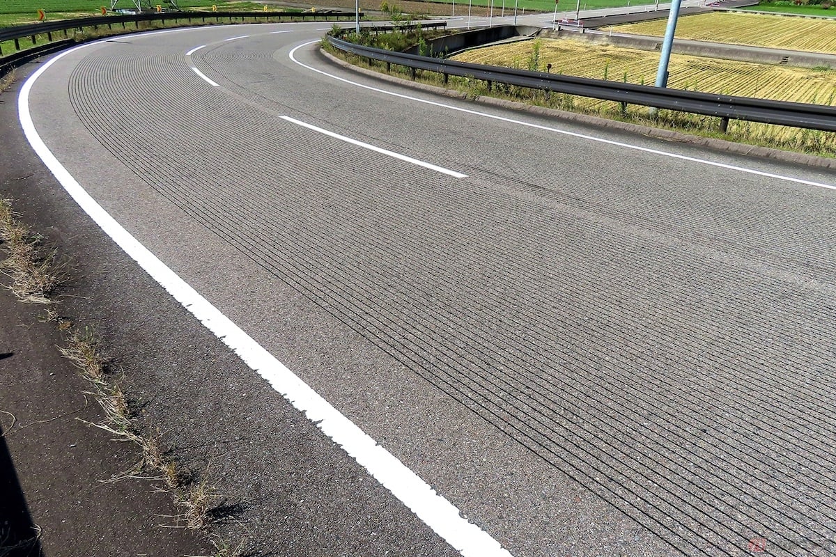 道路表面に刻まれた等間隔の細かな溝はグルービング工法と呼ばれる