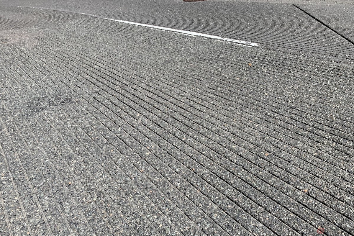 進行方向と同じ向きに縦に刻まれた溝を「縦型安全溝」という