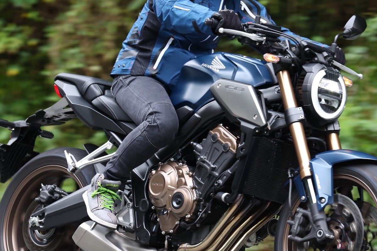 グルービング工法が施工されている路面に入る際には、十分に減速をおこなうことが重要