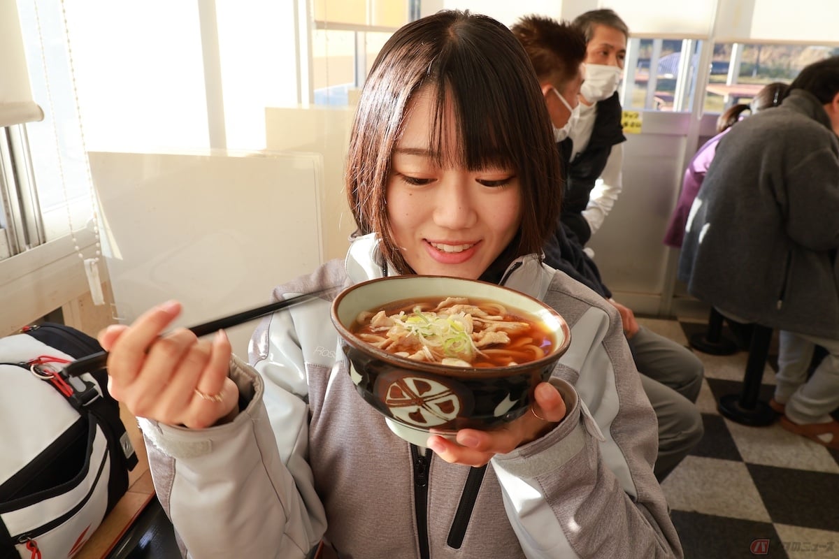 軽い防寒で向かったら想像以上に寒く…熱々の肉うどんをいただいて暖をとりツーリング続行です